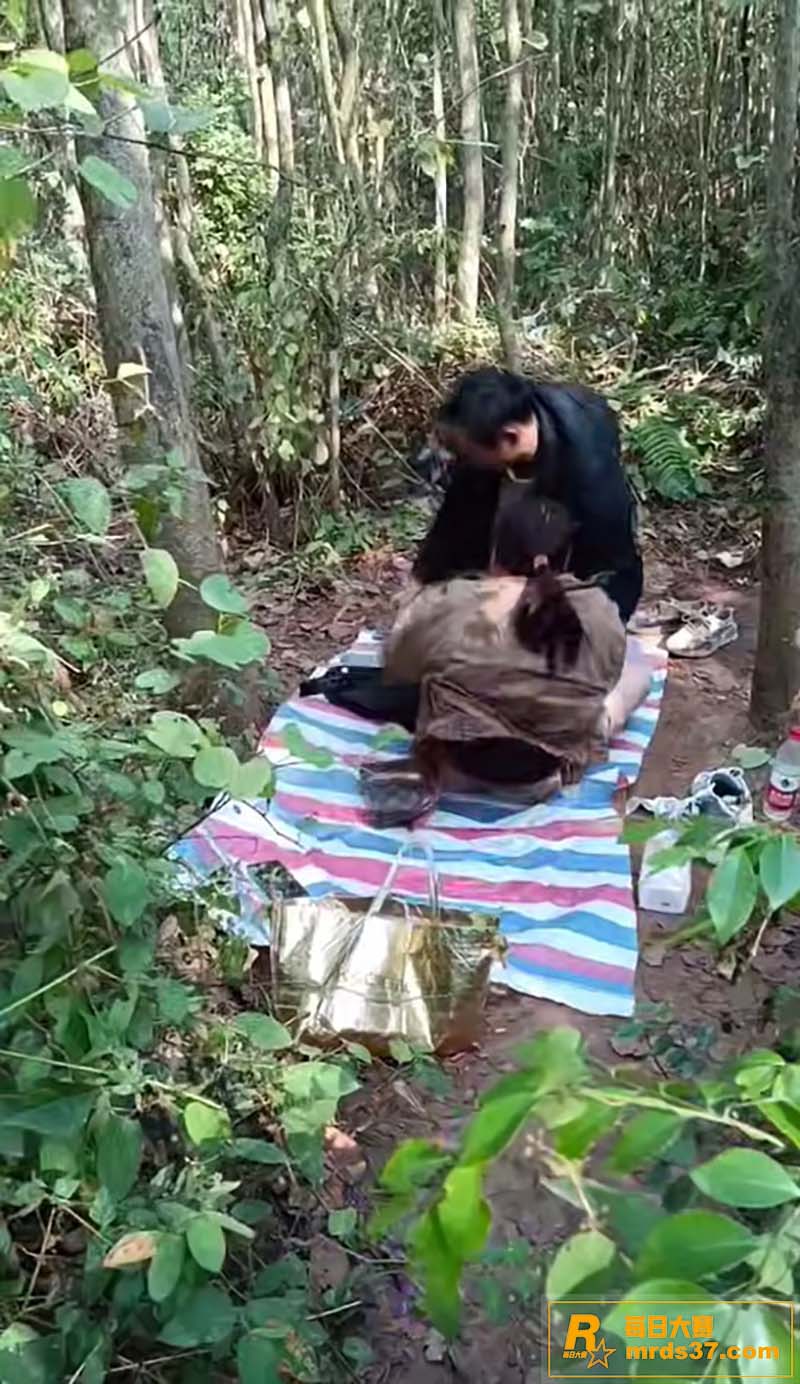 大爷大妈小树林激烈野相关图片3