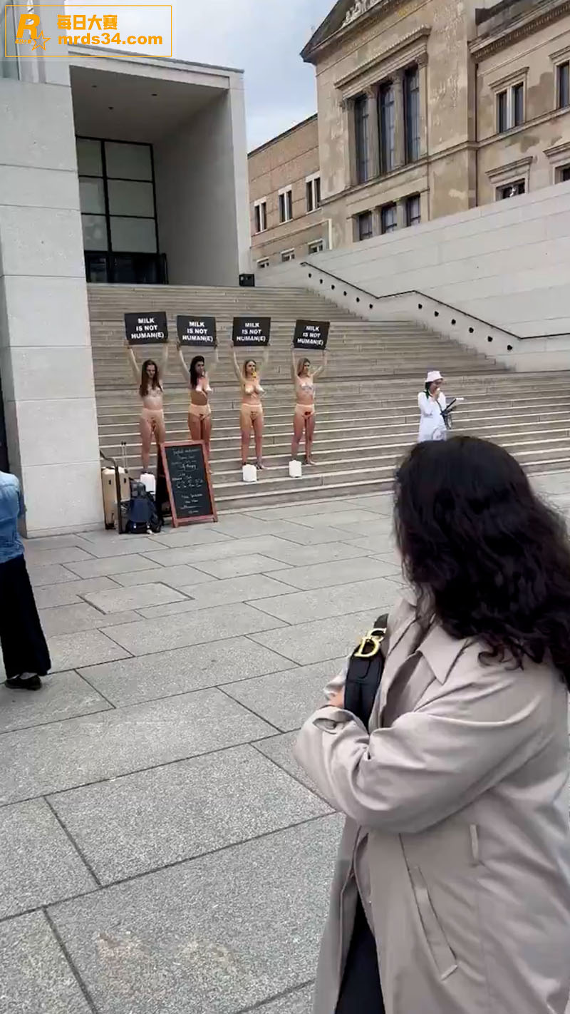 德国柏林女子抗议 裸相关图片5