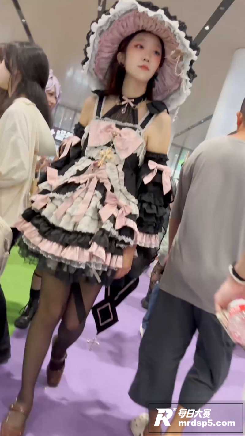 大赛漫展抄底高颜值女相关图片1