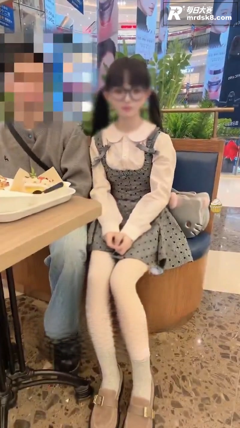 推特双马尾眼镜骚萝 相关图片1
