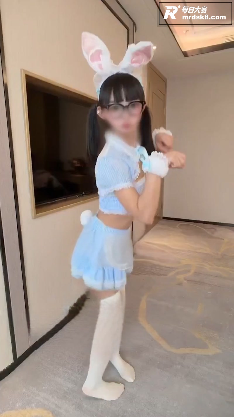 推特双马尾眼镜骚萝 相关图片4