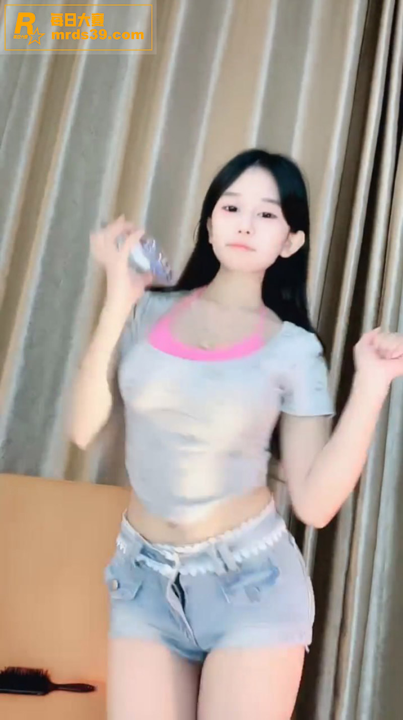 20岁高颜值巨乳网黄相关图片1