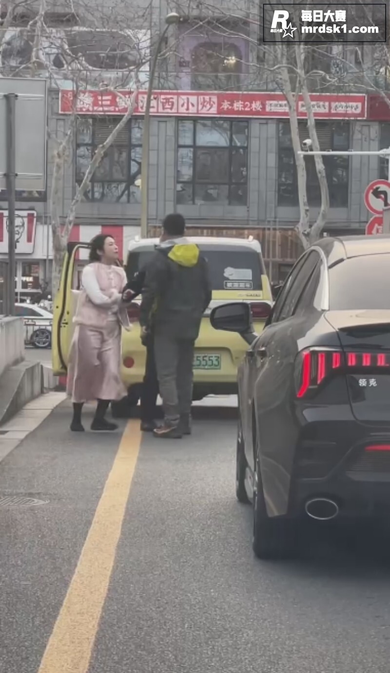 扬州万象汇两车发生剐相关图片4