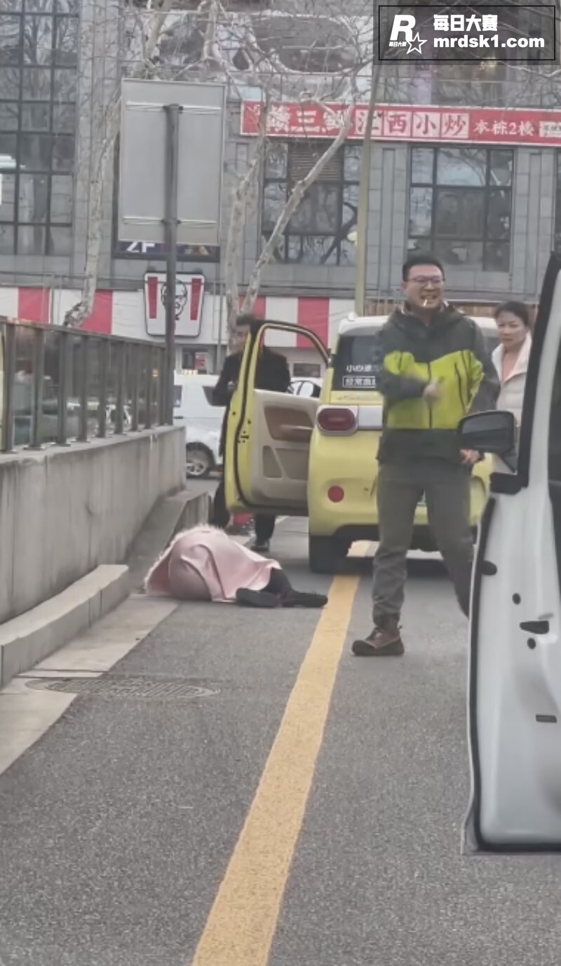 扬州万象汇两车发生剐相关图片5