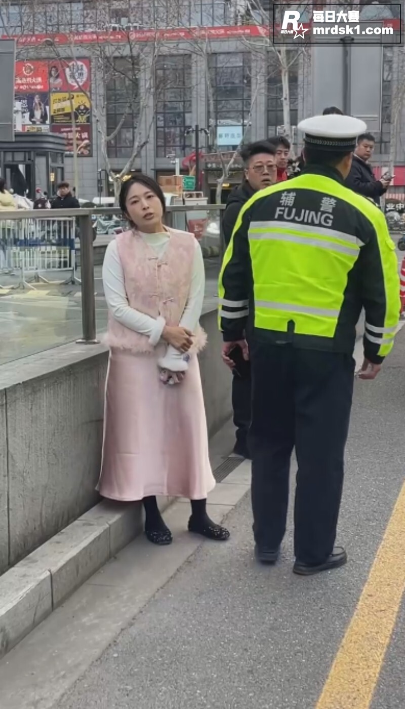 扬州万象汇两车发生剐相关图片6
