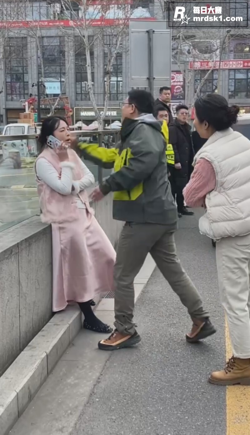 扬州万象汇两车发生剐相关图片7