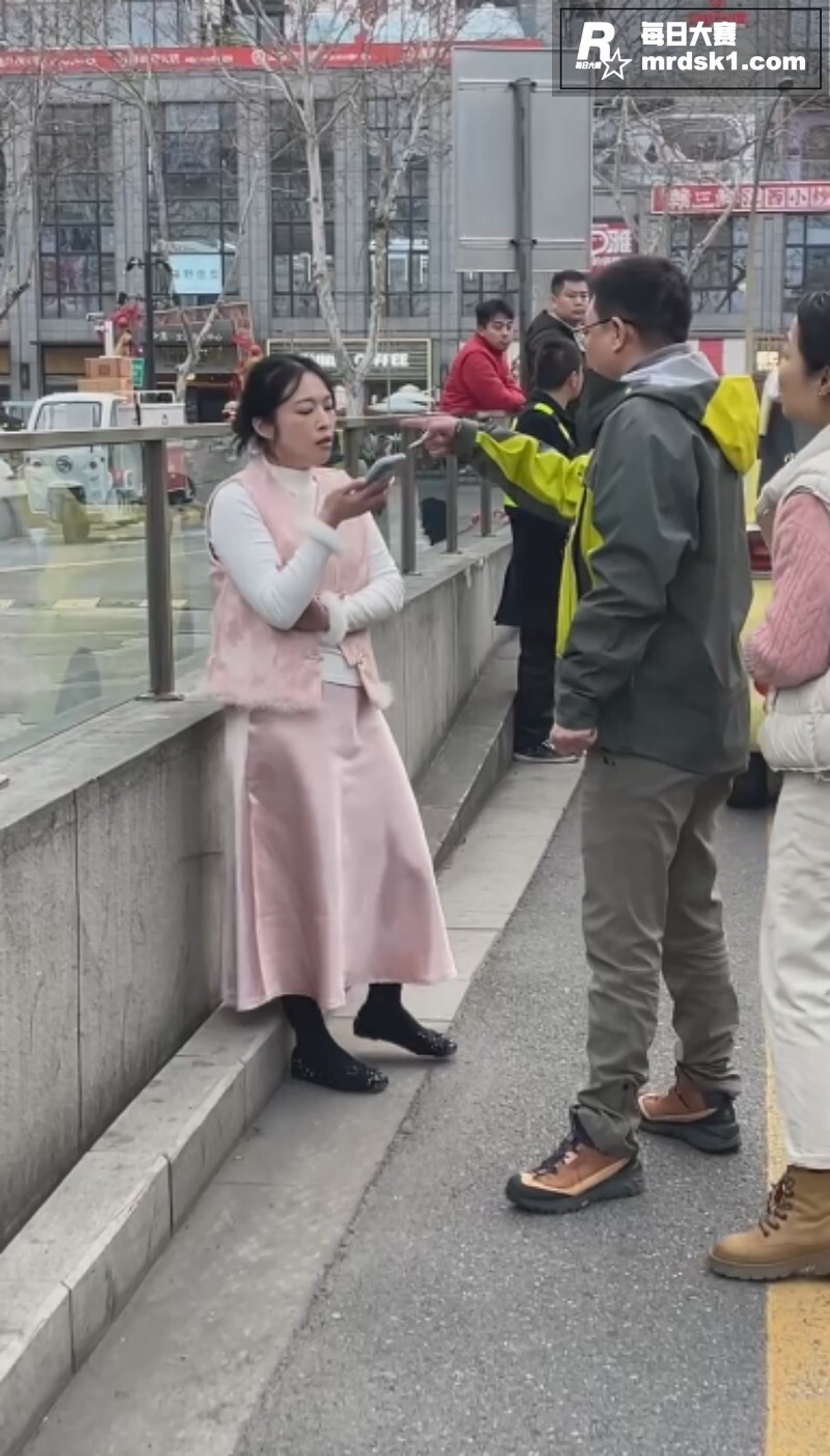 扬州万象汇两车发生剐相关图片8