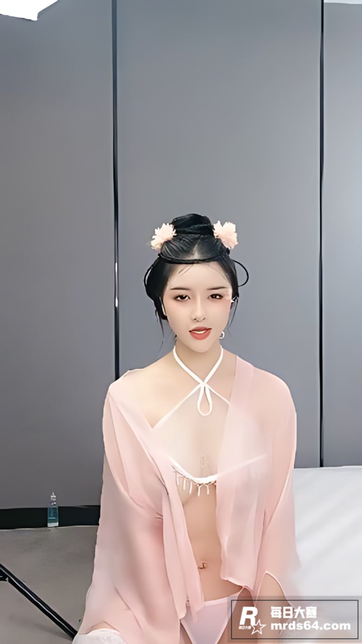 高颜值巨乳网黄 跟榜相关图片1