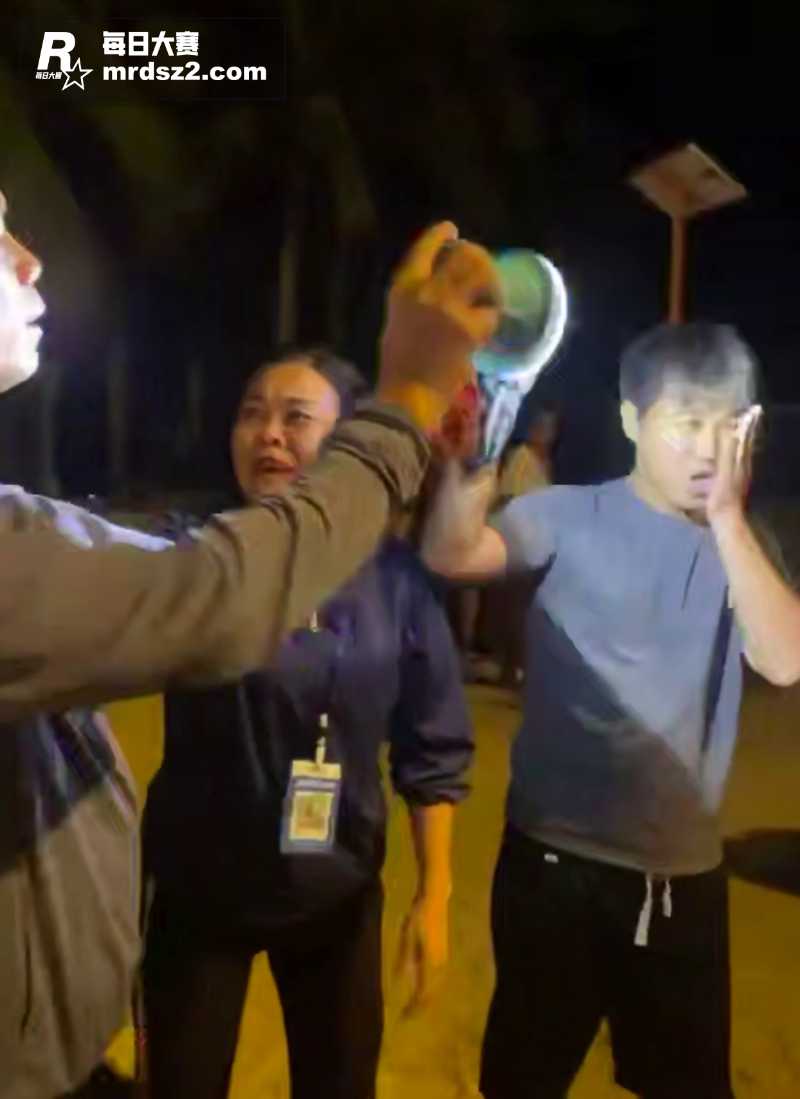 夜市两位摊主发生摩擦相关图片1
