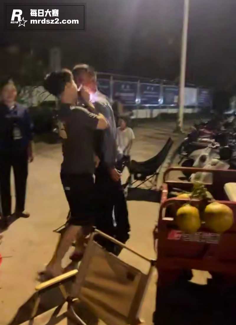 夜市两位摊主发生摩擦相关图片2