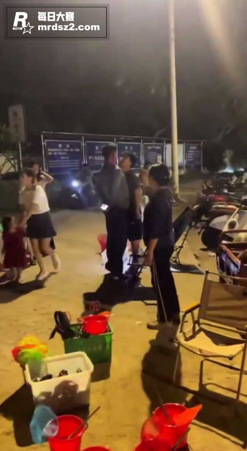 夜市两位摊主发生摩擦相关图片4