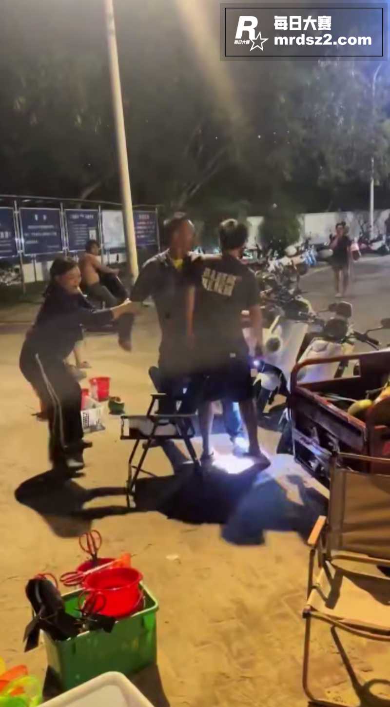 夜市两位摊主发生摩擦相关图片5