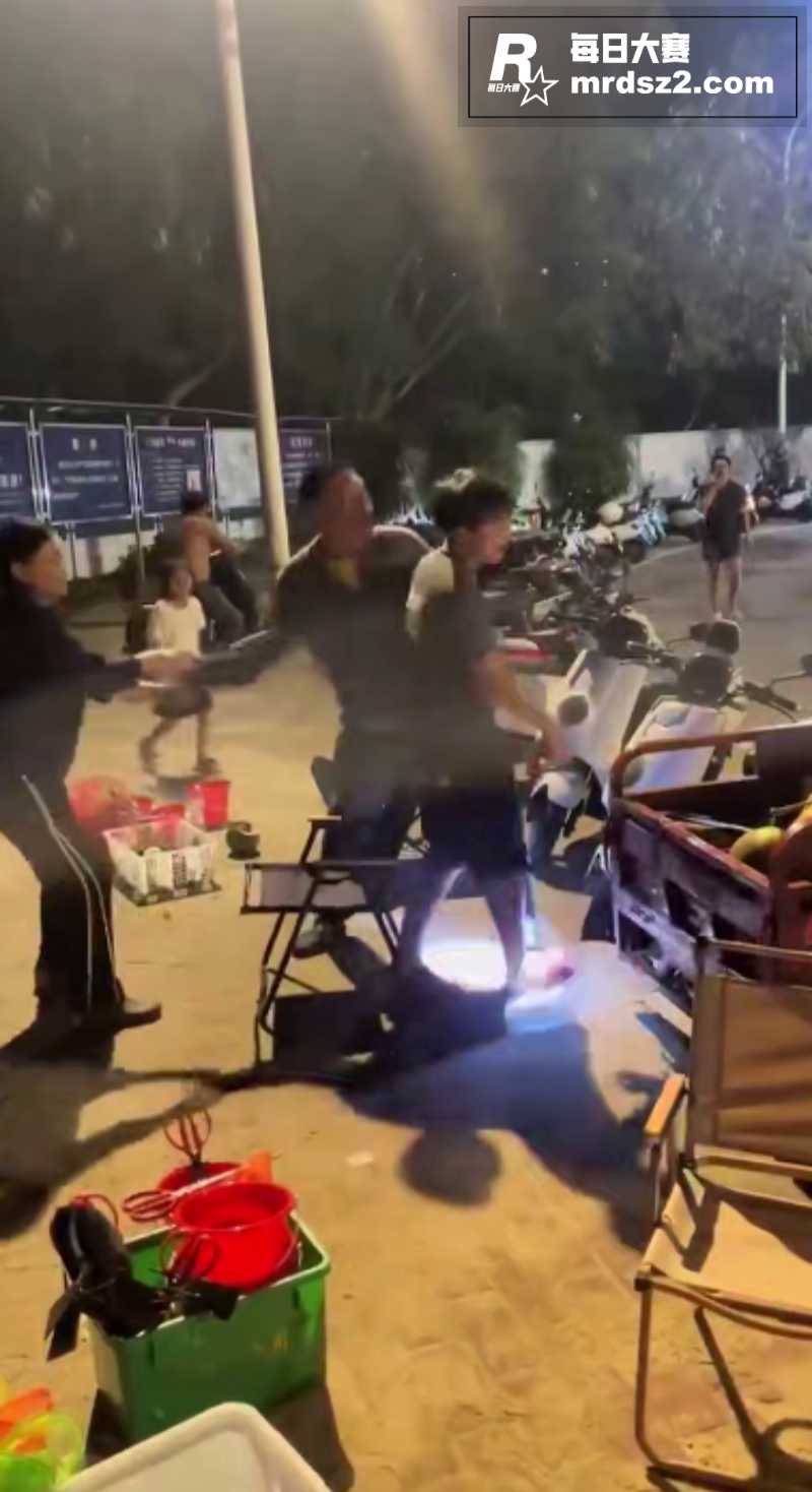 夜市两位摊主发生摩擦相关图片6