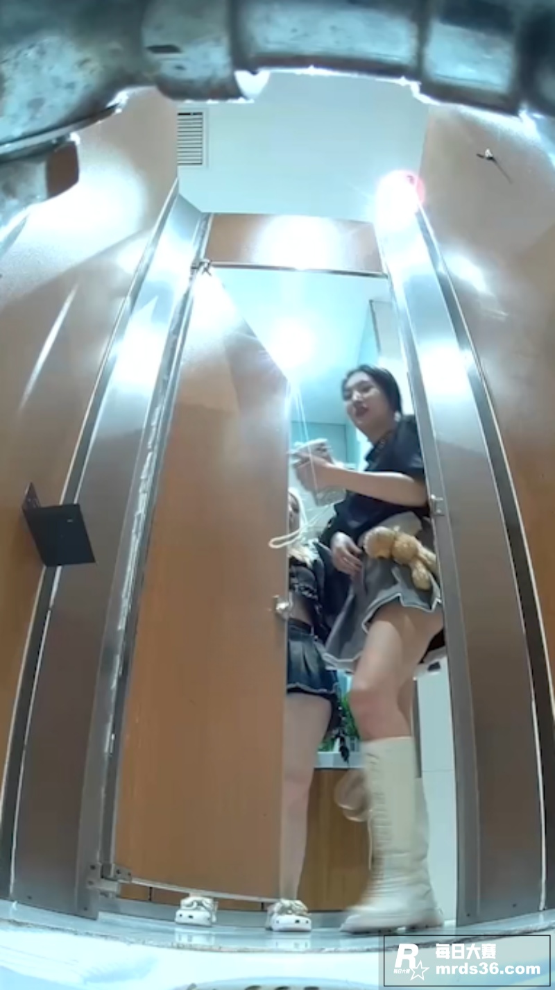 公共女厕无敌视角偷拍相关图片1