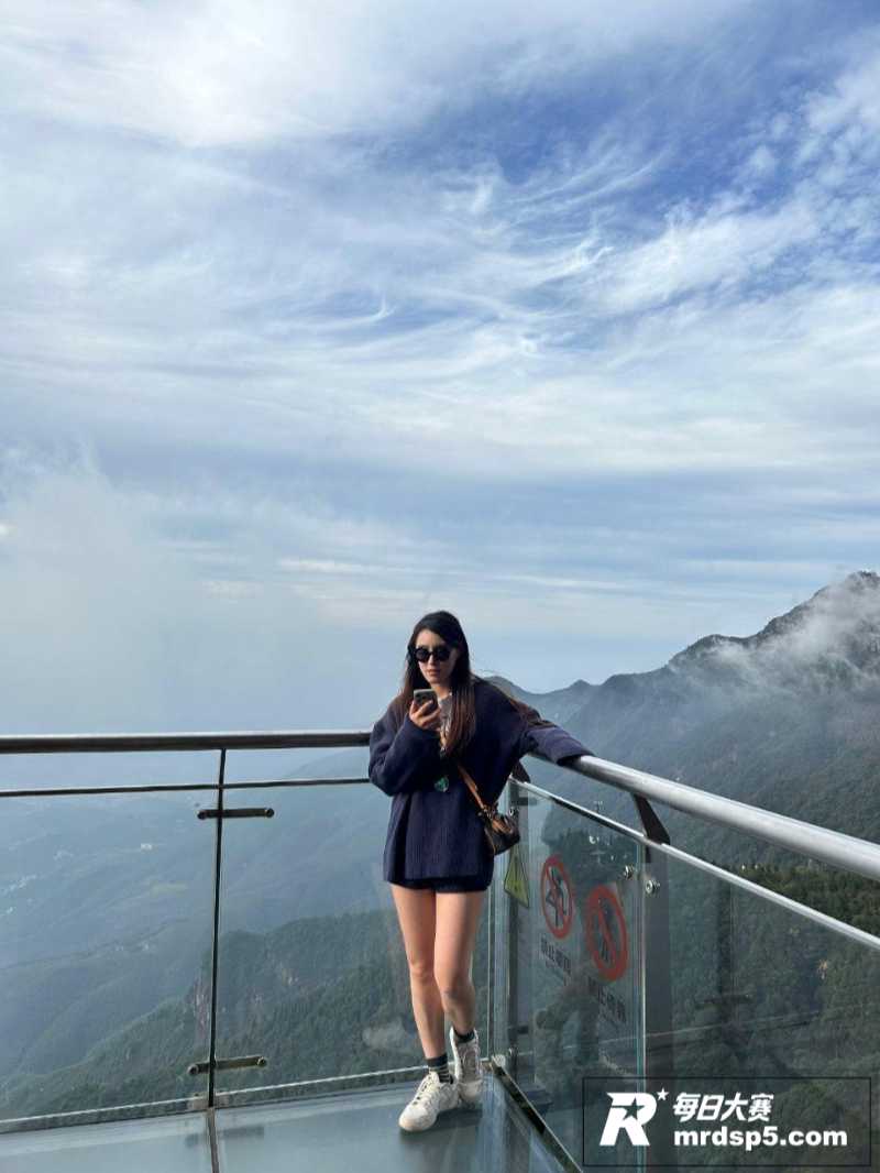 江西武功山极品反差妹相关图片8