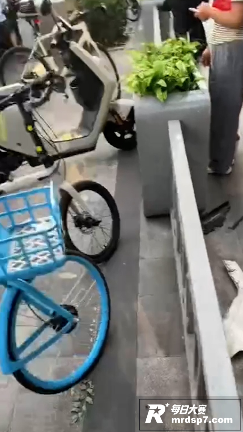 北京中信大厦疑遭小型相关图片7