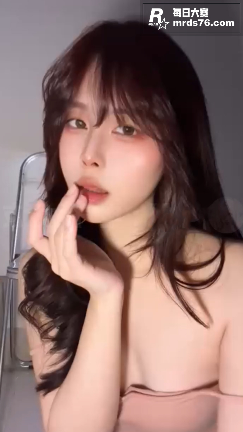 推特高颜值阿黑颜女神相关图片12