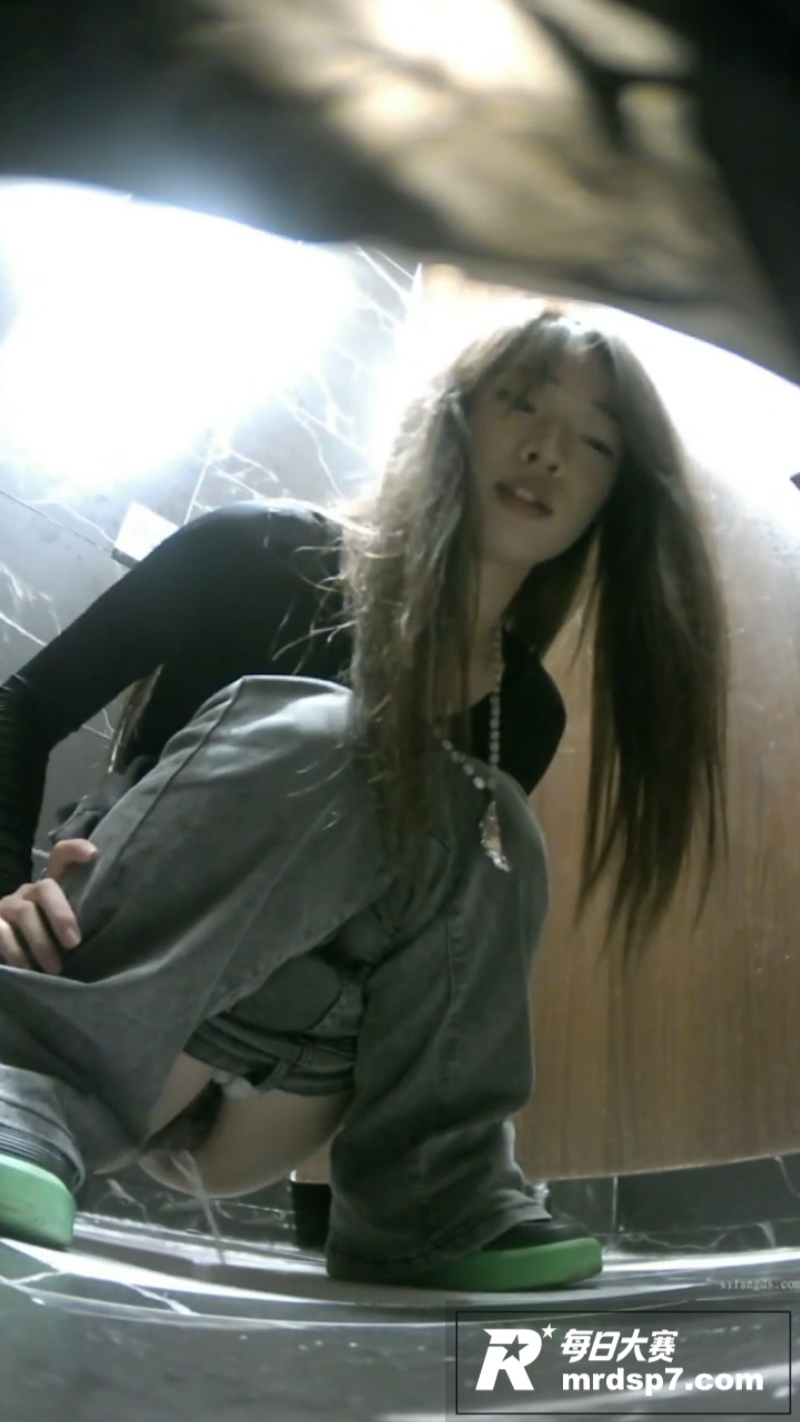 夜总会女厕前景偷拍 相关图片3