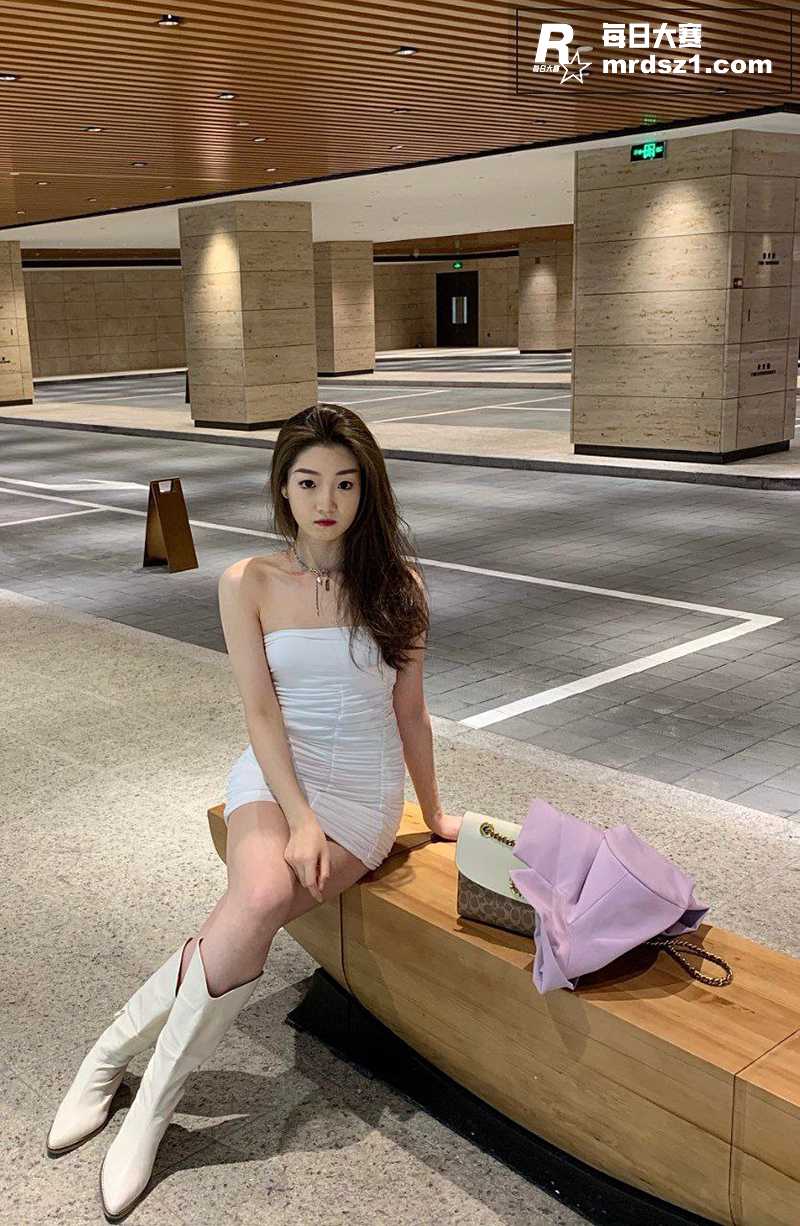 高颜值清纯护士学生妹相关图片2