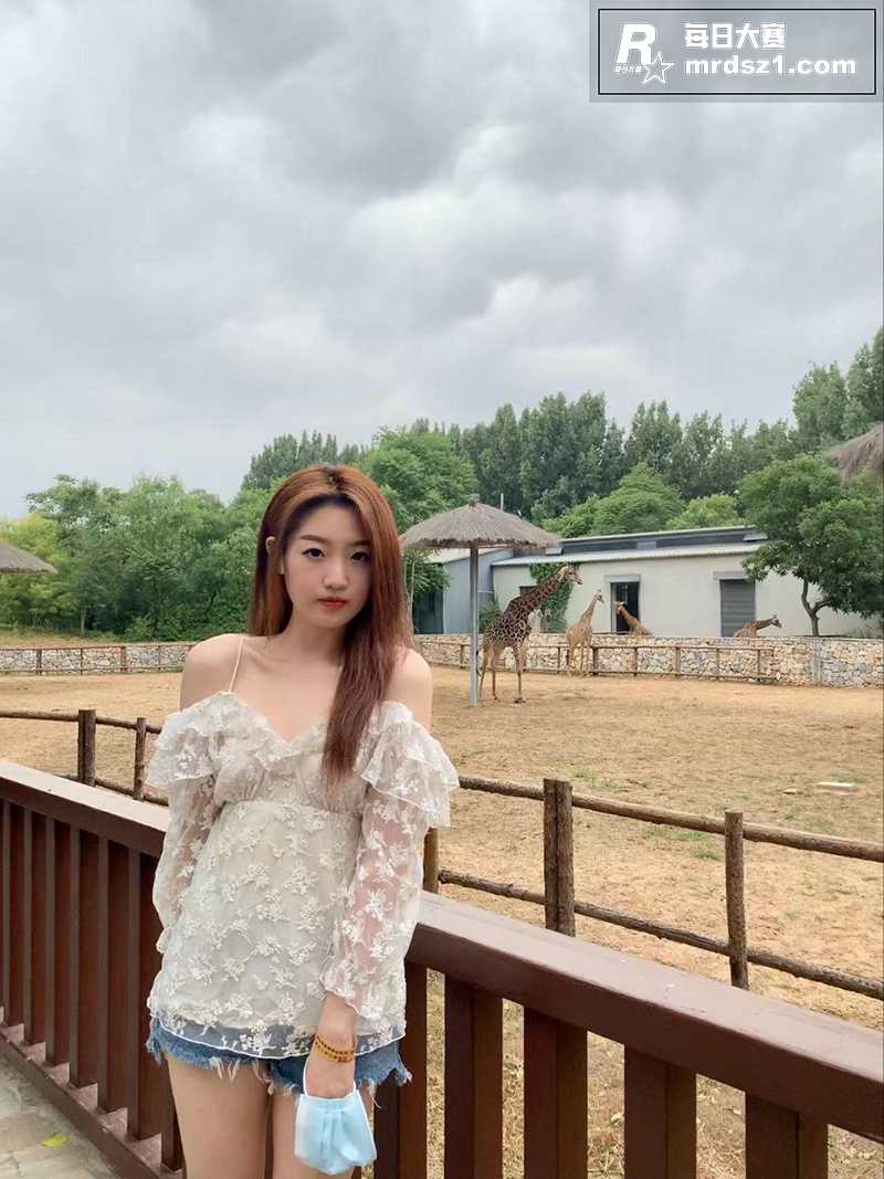 高颜值清纯护士学生妹相关图片3