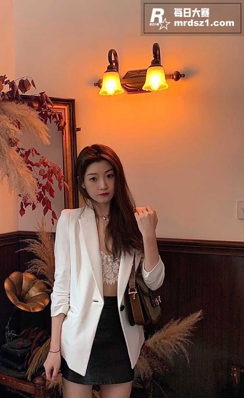 高颜值清纯护士学生妹相关图片4