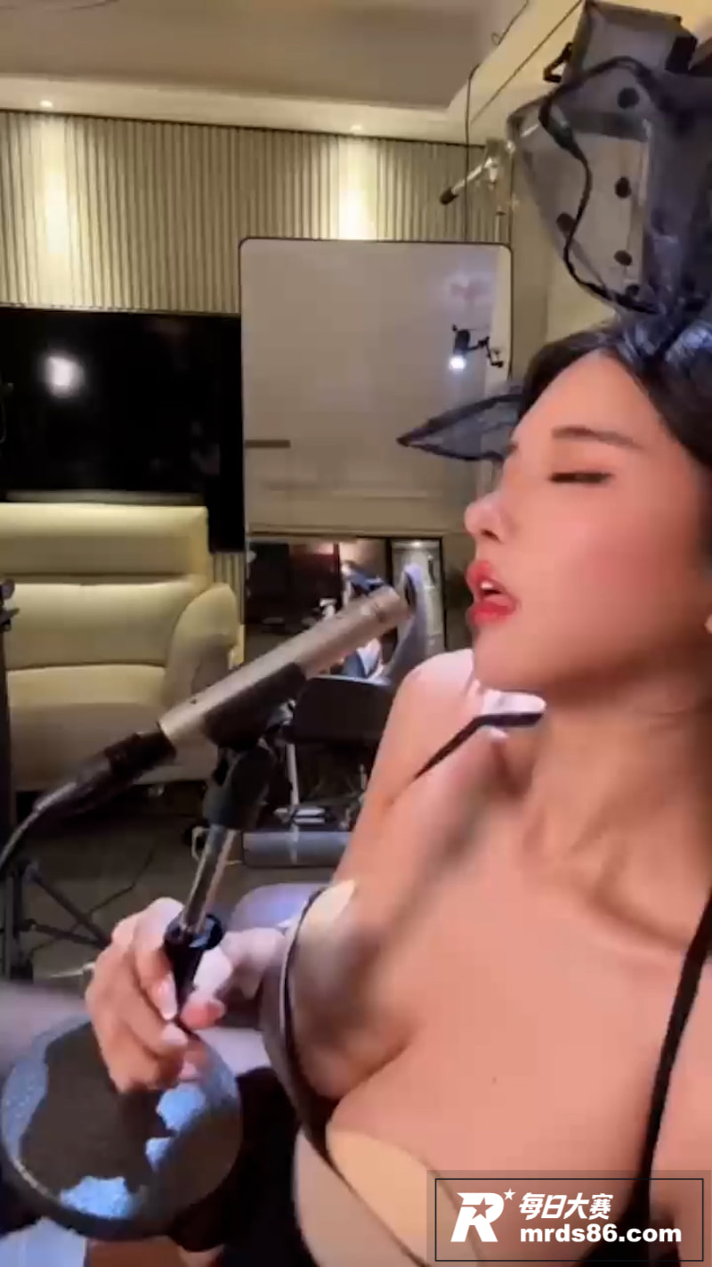 网易高颜值女神小恩雅相关图片1