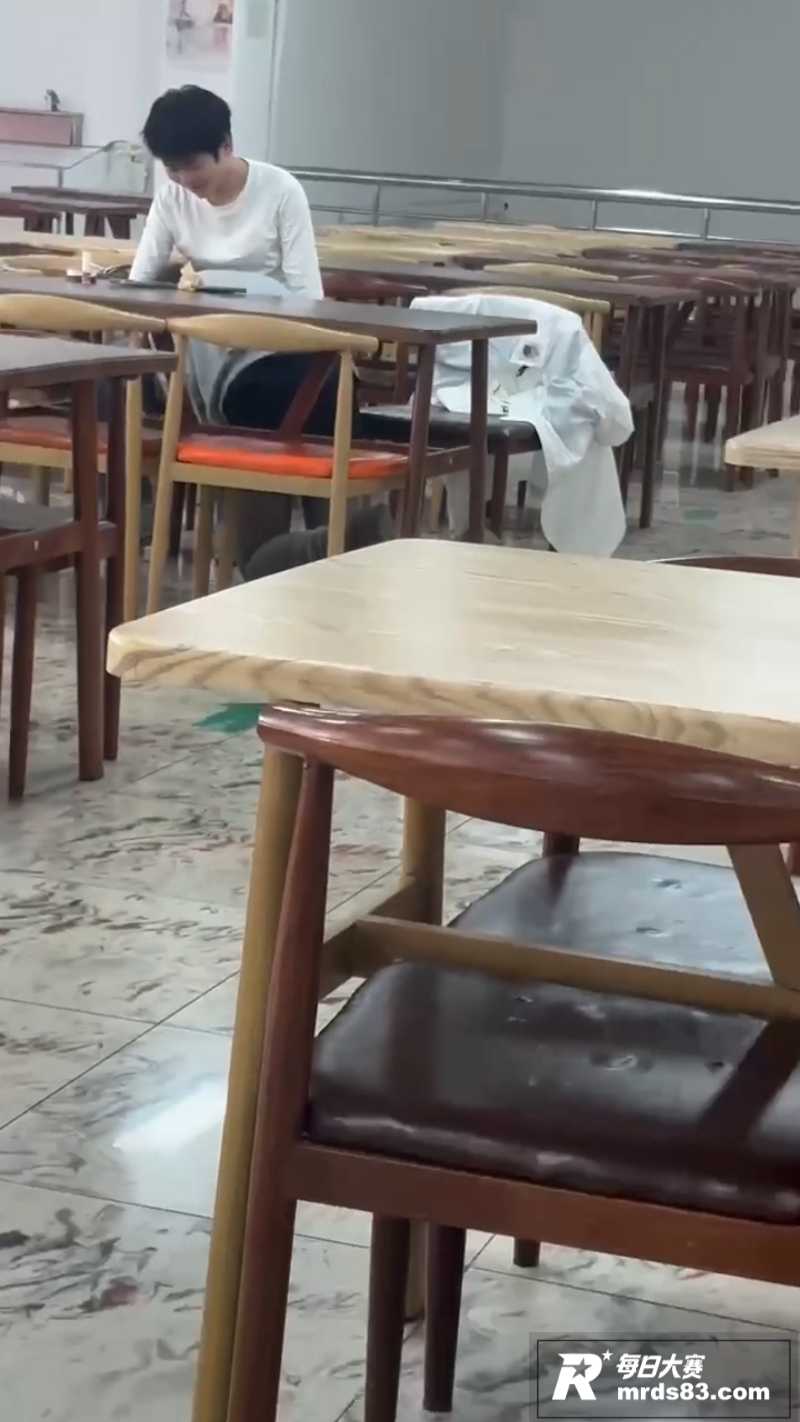 大学生情侣食堂激情 相关图片5