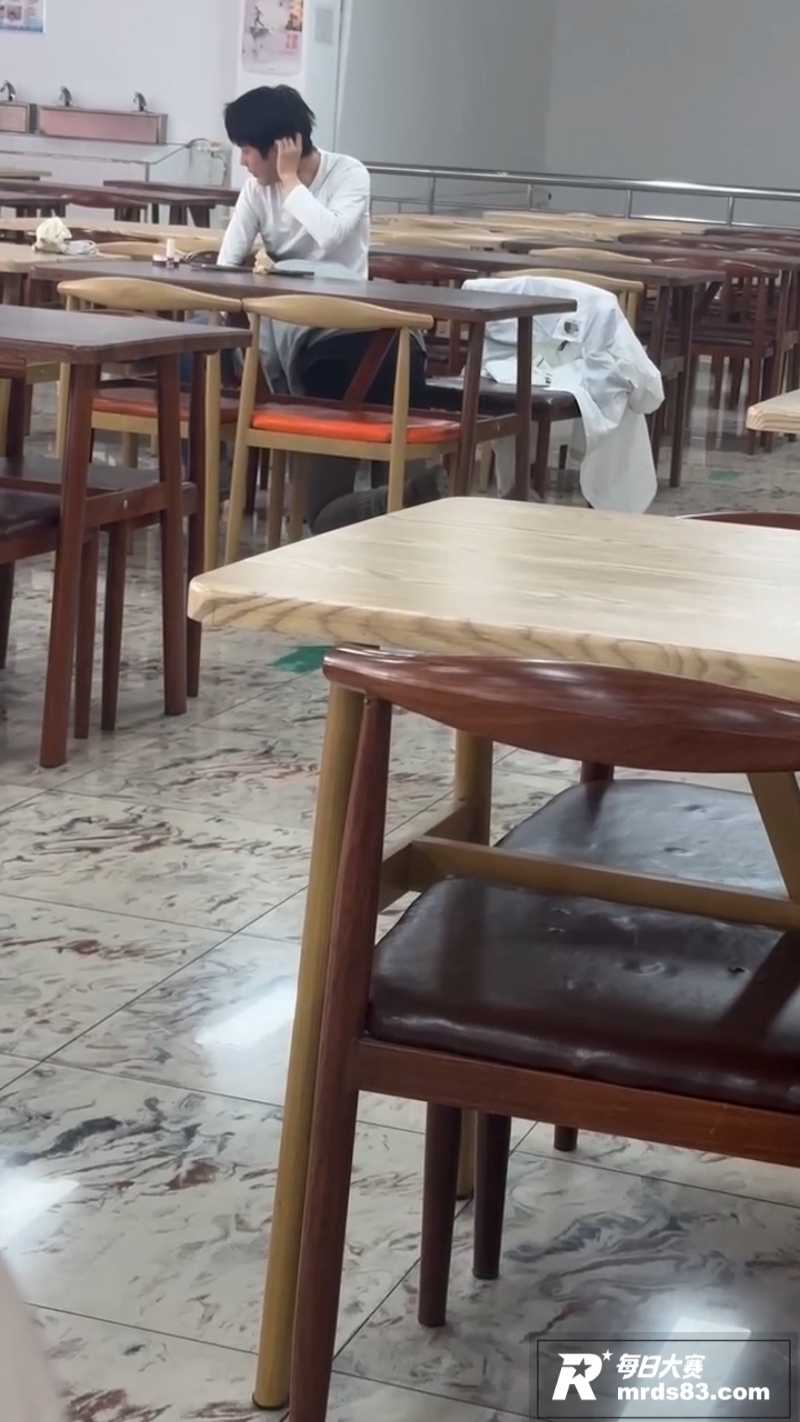 大学生情侣食堂激情 相关图片6