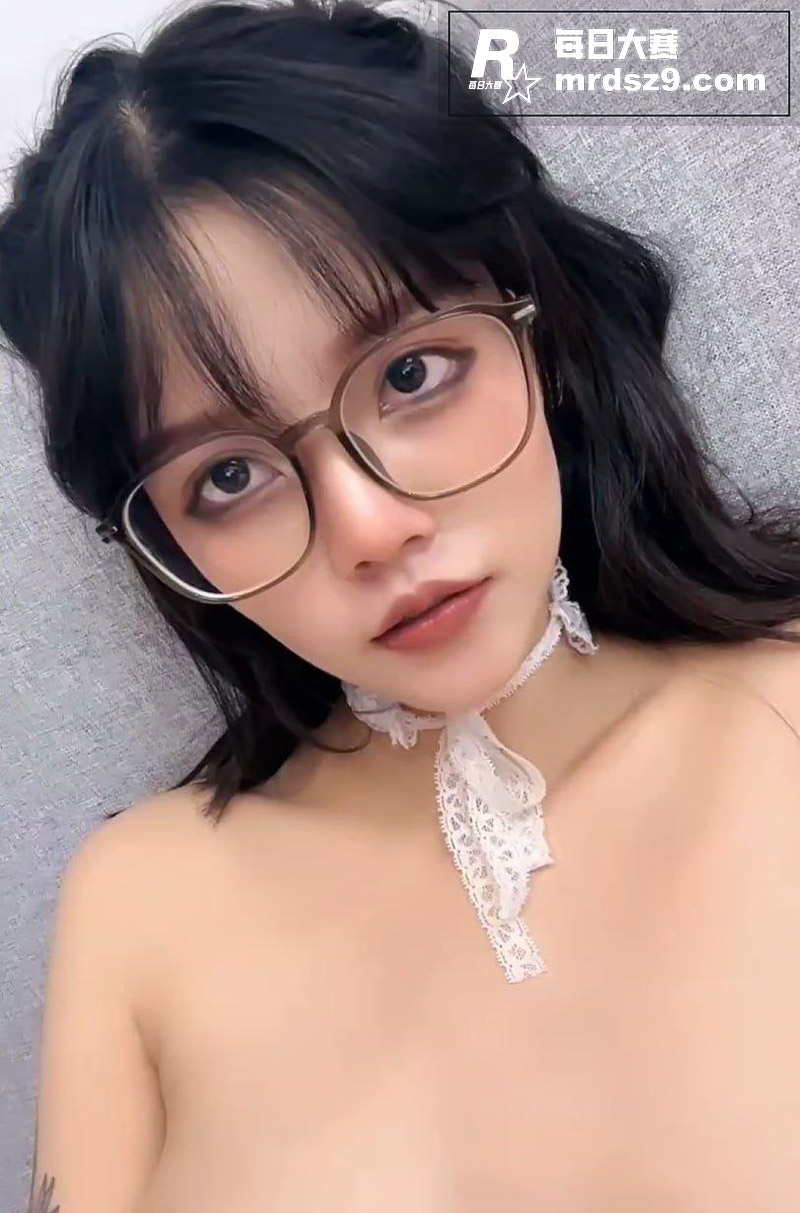 极品反差眼镜妹真实自相关图片1