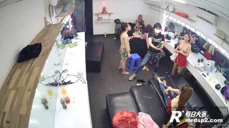 酒吧后台换衣间隐藏摄相关图片6