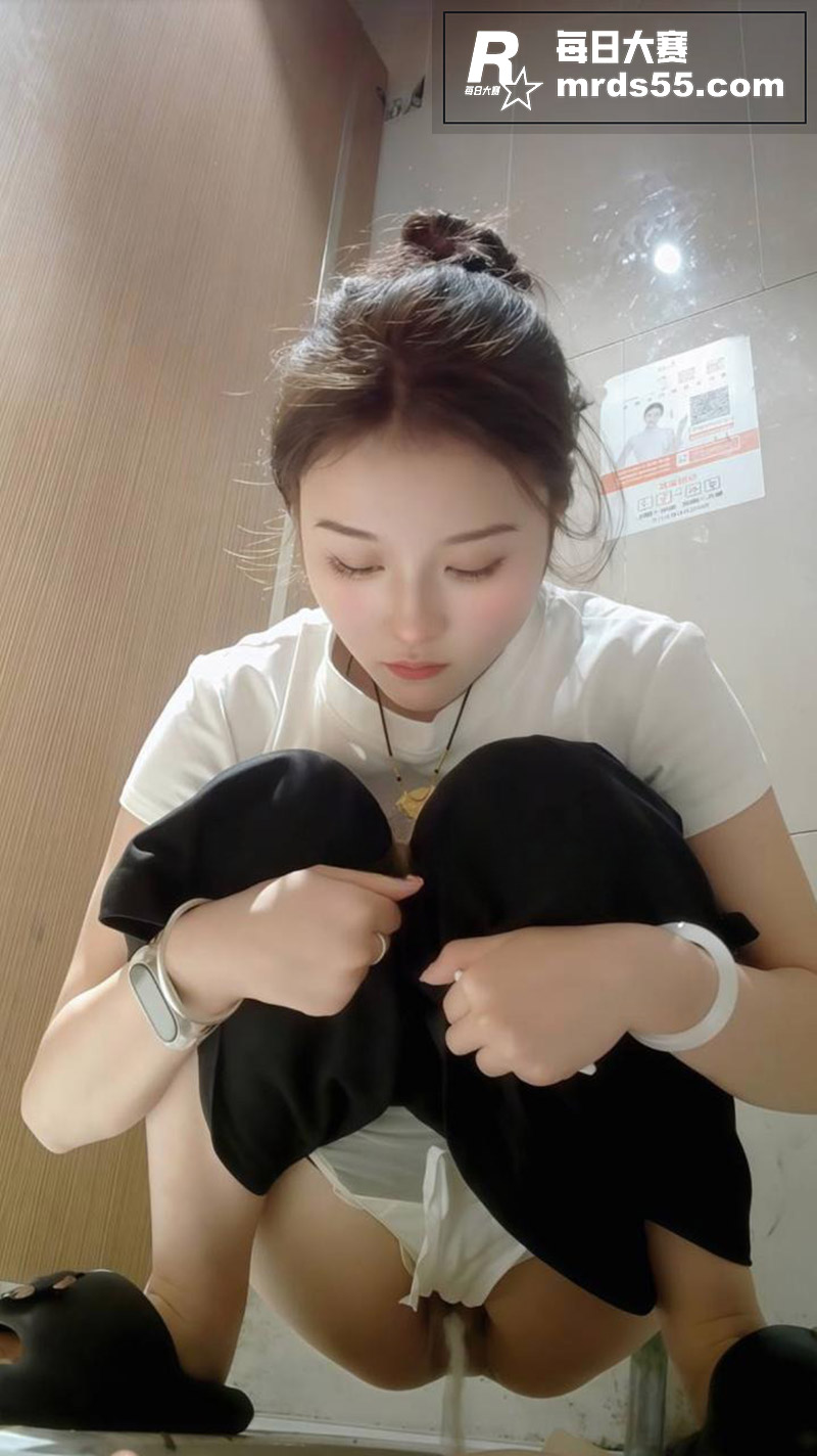 精品厕所偷拍 高颜值相关图片2
