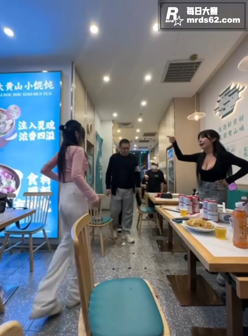 某商场餐厅内 两位巨相关图片8