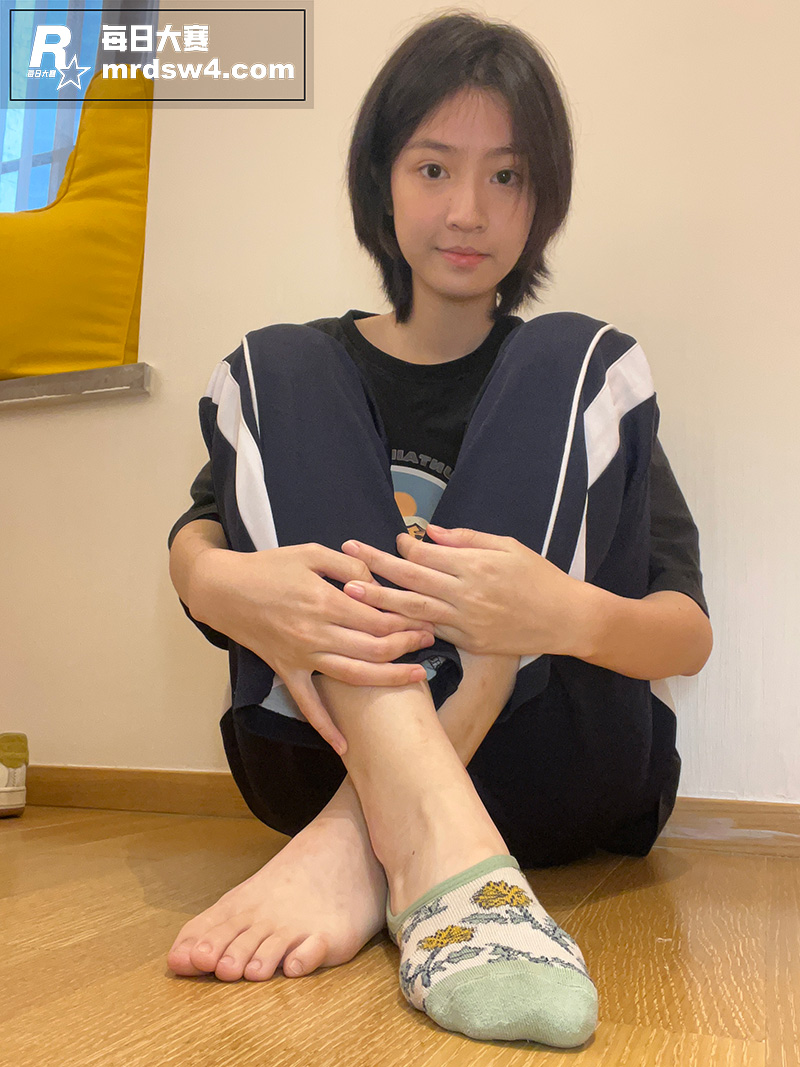 清纯气质短发学生妹露相关图片2