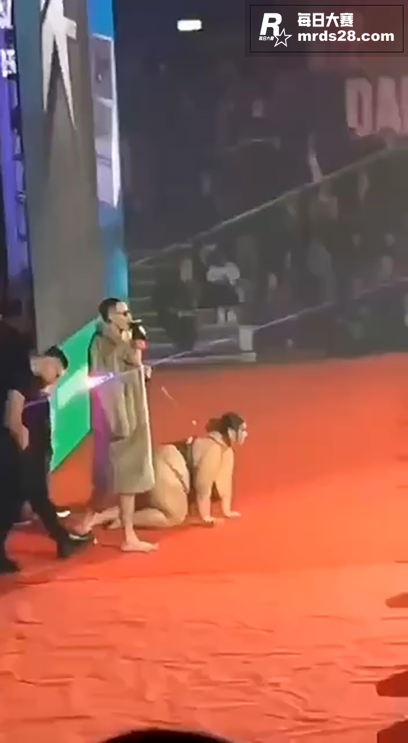 国外某赛事 男子带着相关图片1