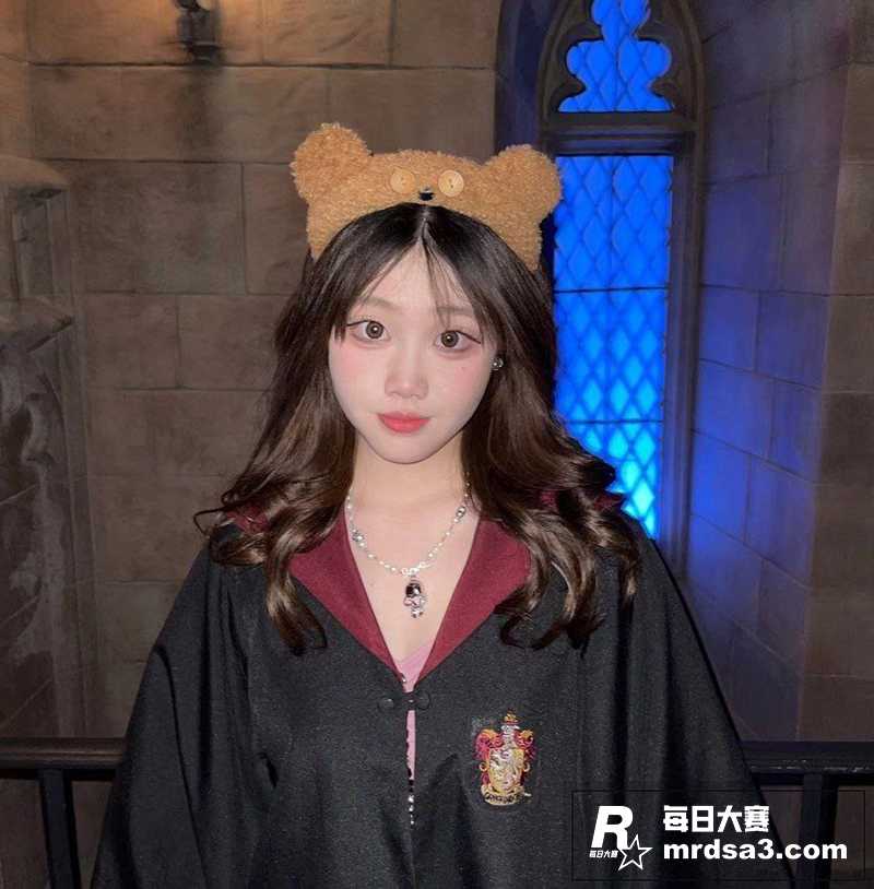 高颜值在读女大学生 相关图片2