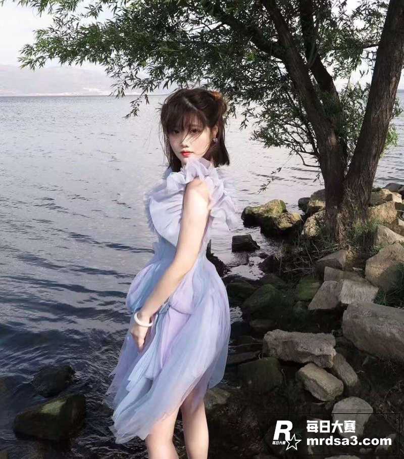 高颜值在读女大学生 相关图片3