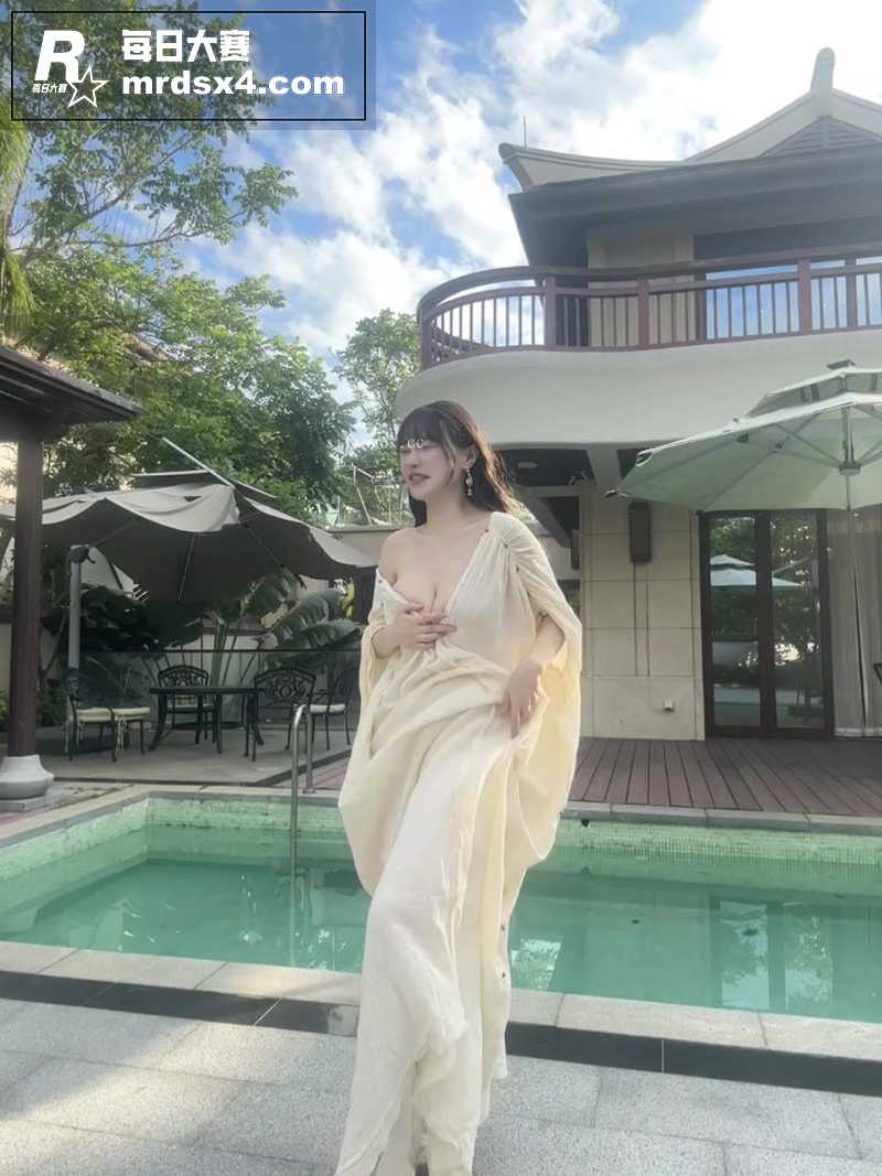 巨乳网红御姐女神 朱相关图片4