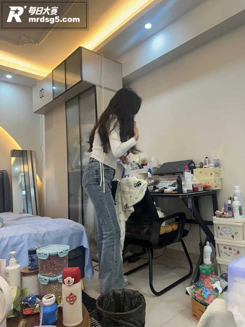 江苏无锡极品反差女大相关图片1