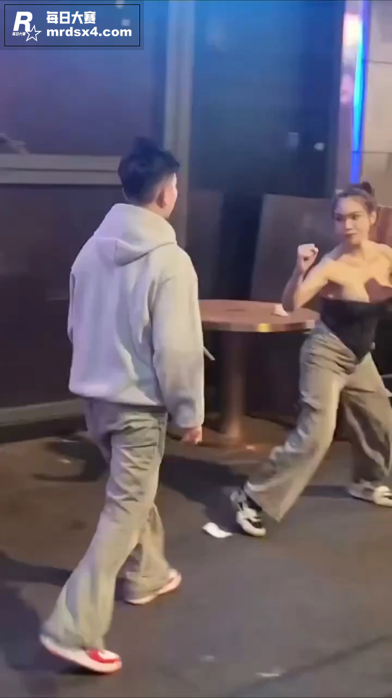 男子和大胸妹街头打架相关图片1