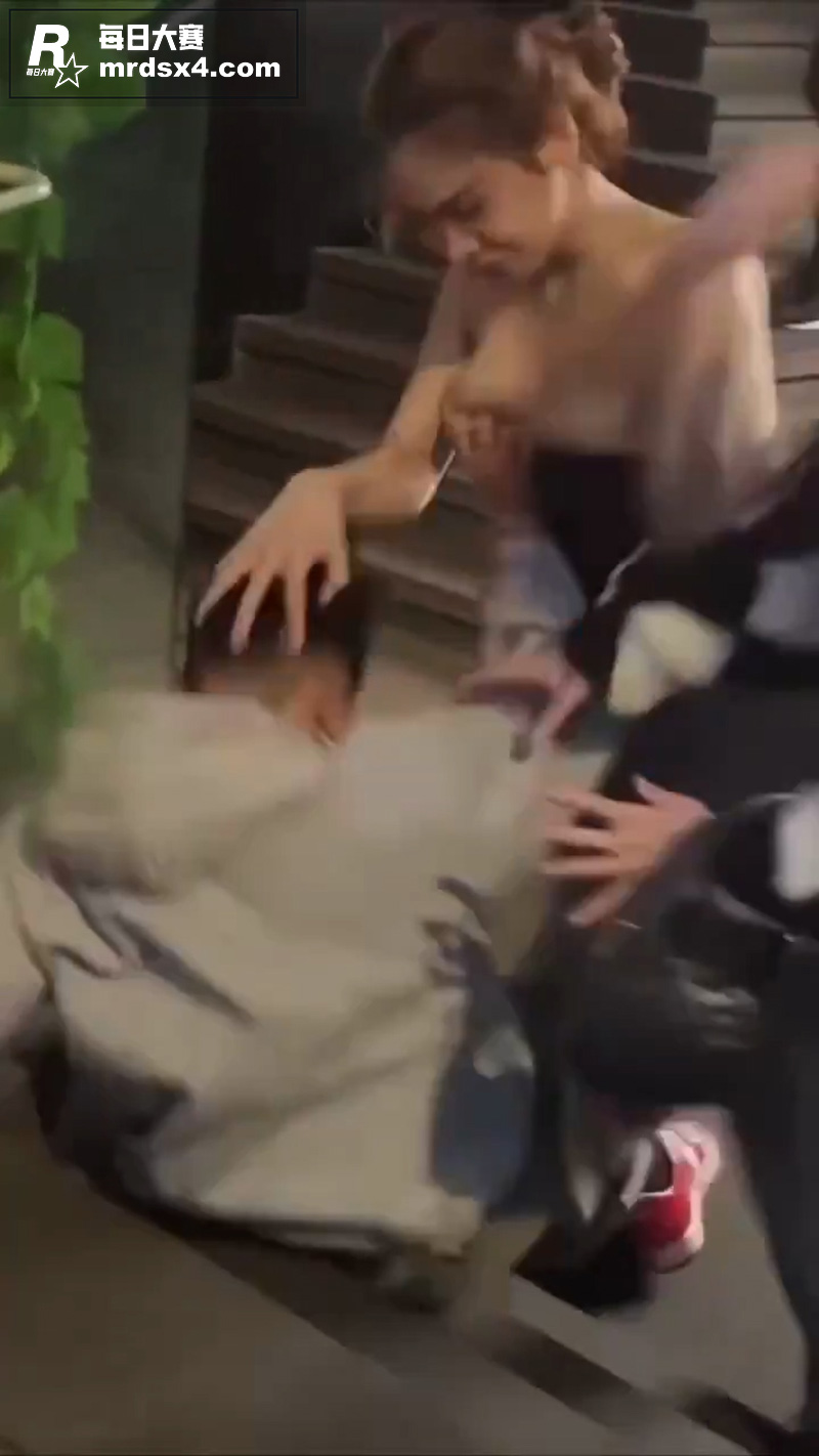 男子和大胸妹街头打架相关图片2