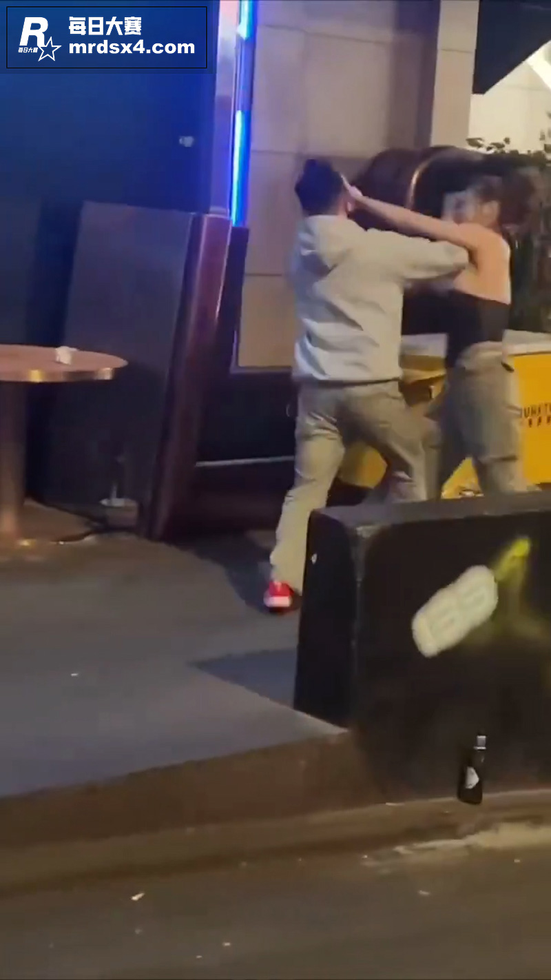 男子和大胸妹街头打架相关图片3