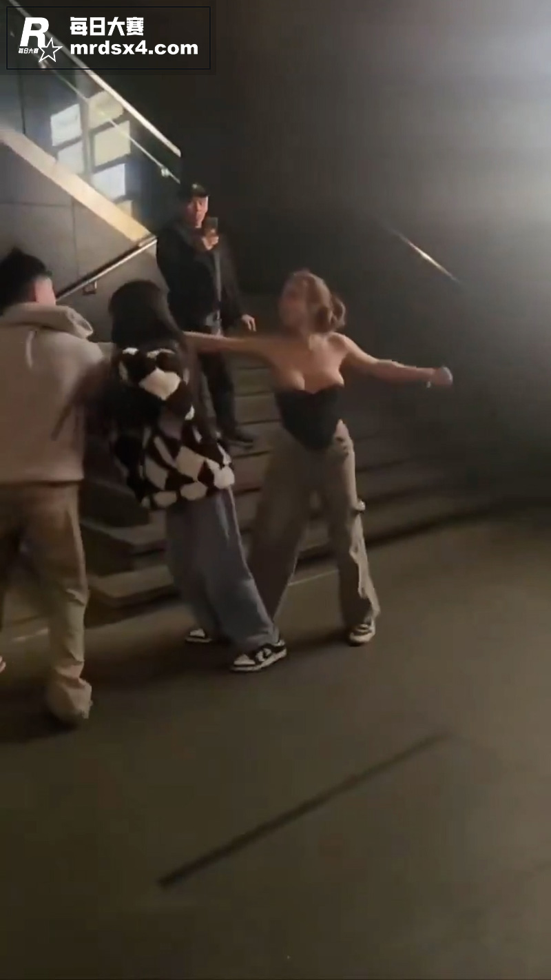 男子和大胸妹街头打架相关图片4