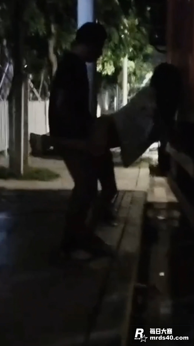 兄弟两人夜探站街女 相关图片1