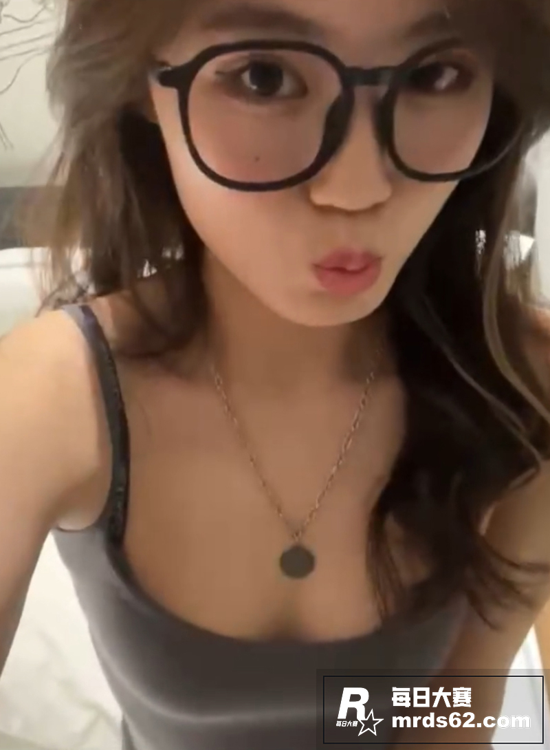 高颜值清纯女大学生 相关图片2