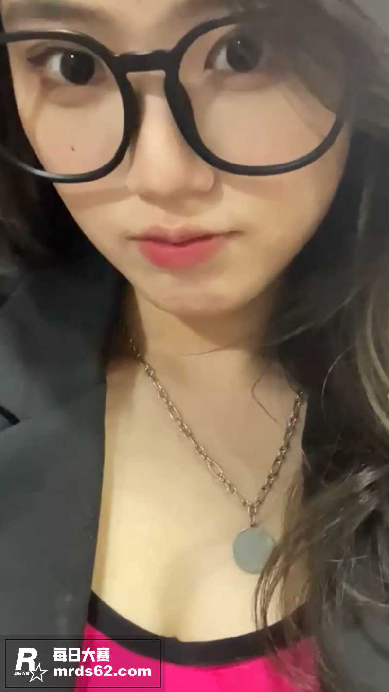 高颜值清纯女大学生 相关图片3