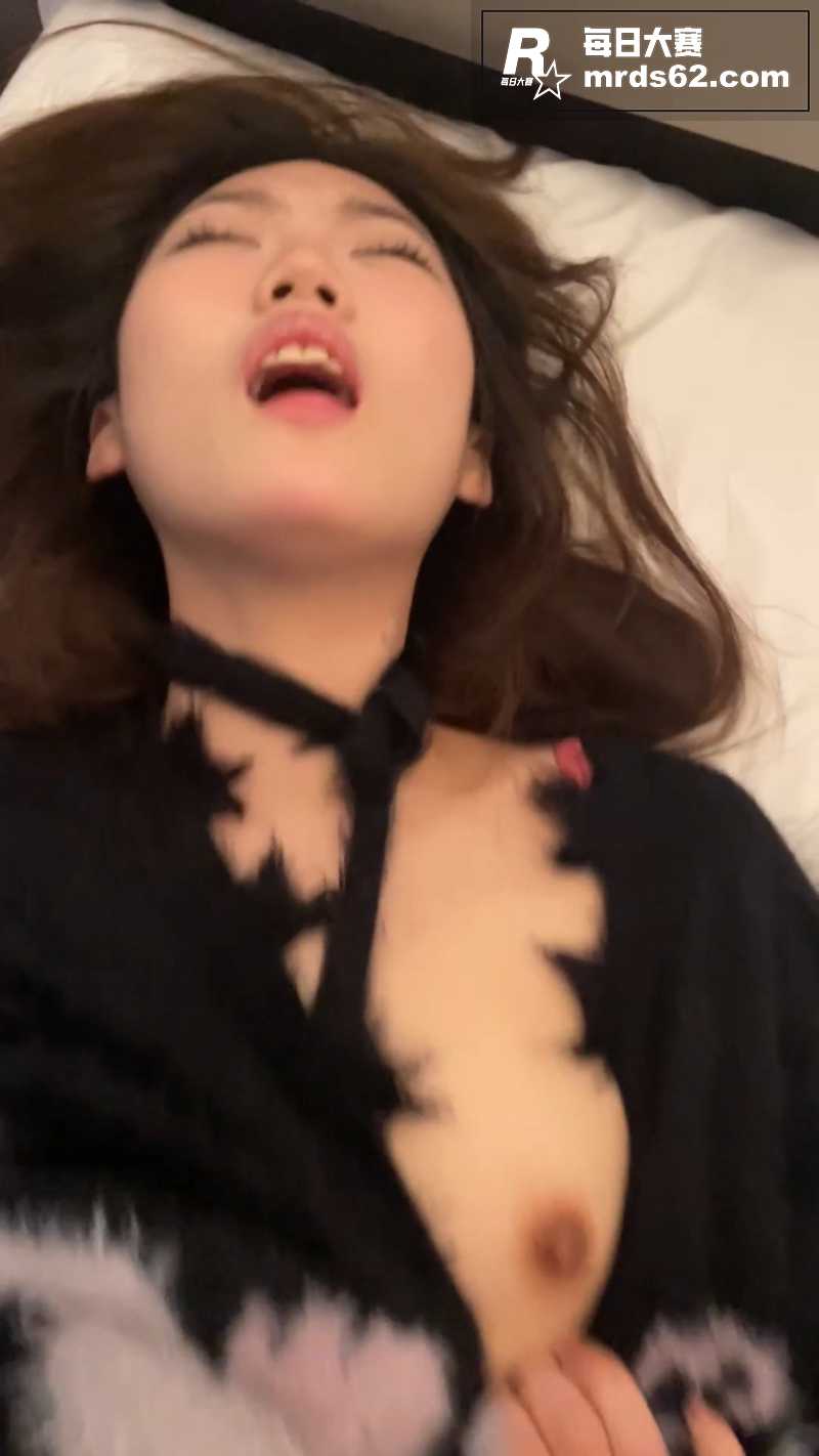 高颜值清纯女大学生 相关图片7
