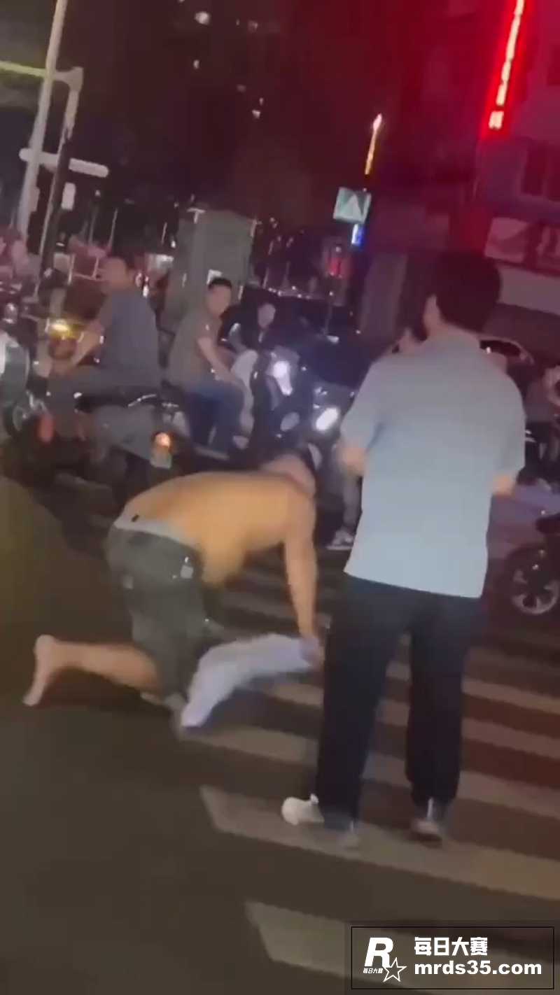 街头剐蹭引发冲突 男相关图片3