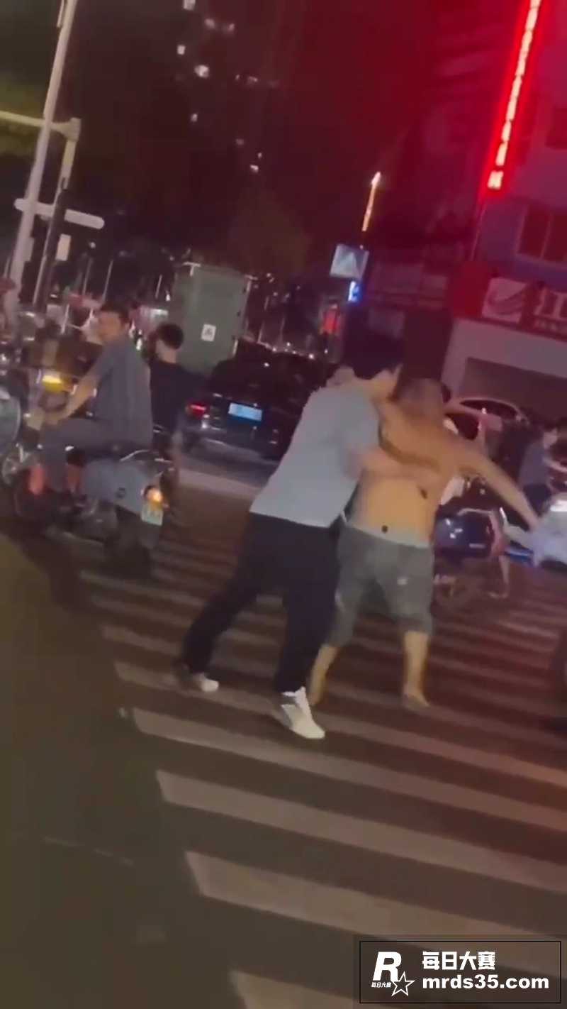 街头剐蹭引发冲突 男相关图片4