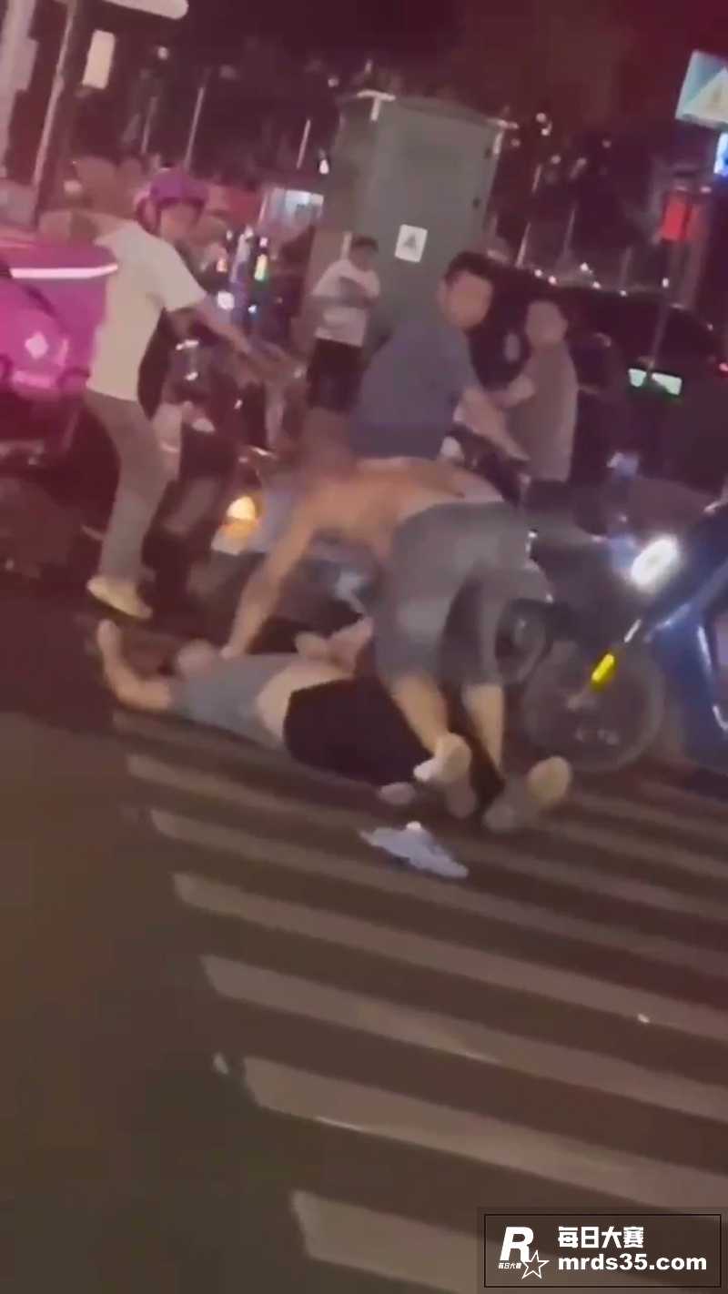 街头剐蹭引发冲突 男相关图片5