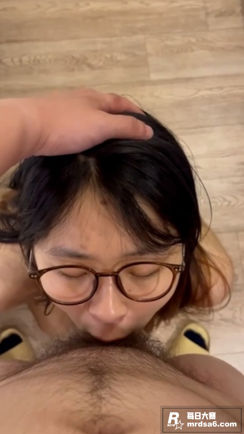 极品反差眼镜学生妹 相关图片3